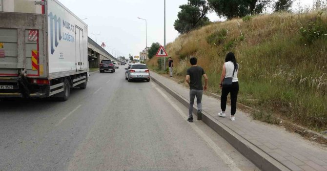 Hareket halindeki aracın önüne atlayıp yaralandı