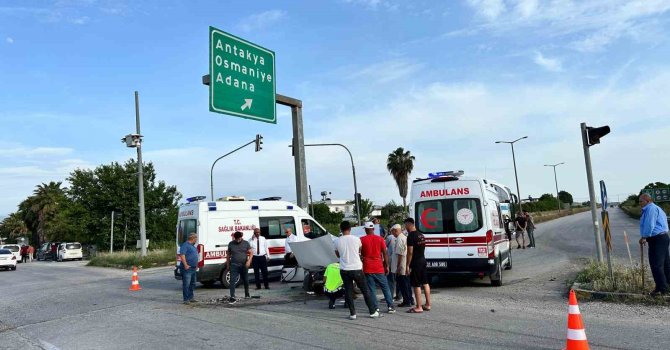 Otobüsle çarpışarak hurdaya dönen Tofaş’ın sürücüsü yaralandı