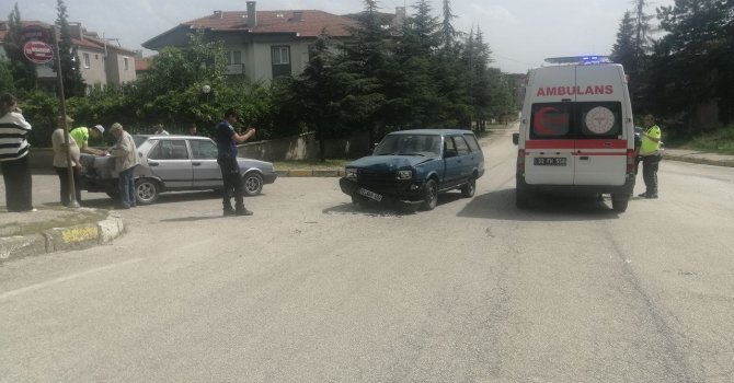 Isparta’da iki otomobil çarpıştı: 2 yaralı