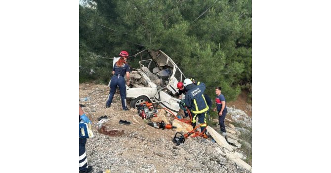 Antalya’da otomobil uçuruma yuvarlandı: 1 ölü, 3 yaralı