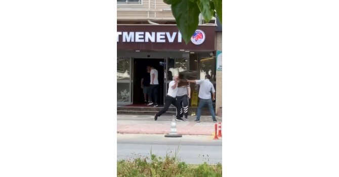 Bıçaklı tehdidin sonu, sandalye ve sopalı meydan dayağı oldu