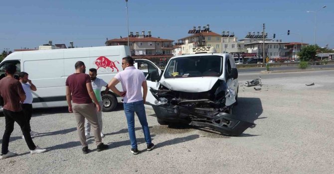 Çarpışmanın şiddetiyle araçların parçaları dağıldı, o anlar kameralara yansıdı