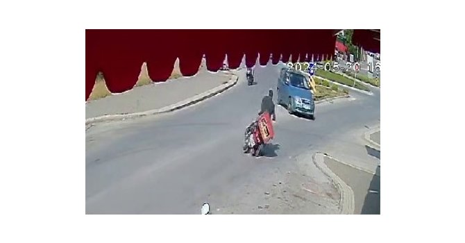 Motosikletlinin ölümden döndüğü anlar güvenlik kamerasında