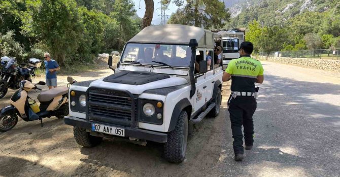 Jandarma’dan safari araçlarına yönelik denetim ve bilgilendirme yapıldı