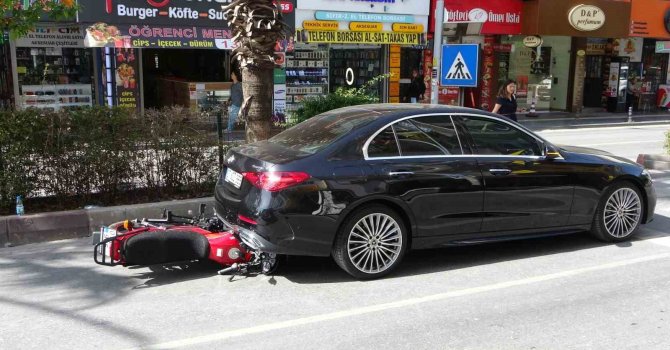 Yaya geçidini görünce kendini kilitleyen lüks otomobilin altına girdi