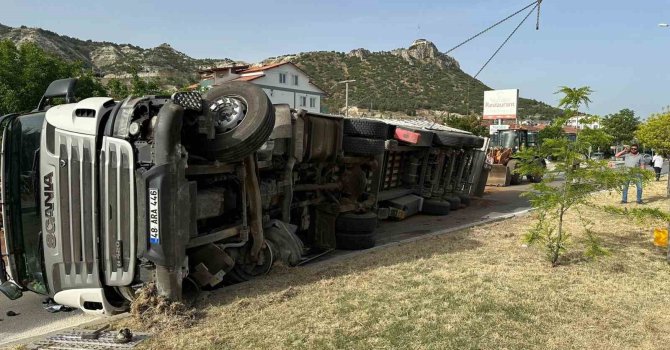 Burdur’da tomruk yüklü kamyon devrildi, yol trafiğe kapandı