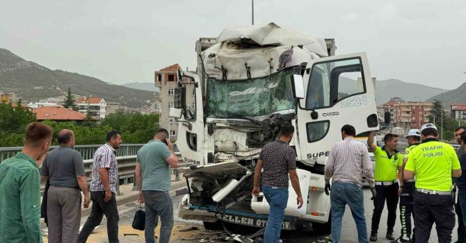 Burdur’da tıra arkadan çarpan kamyon sürücüsü yaralandı