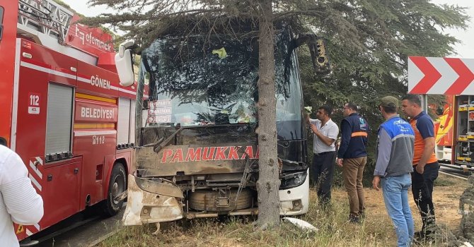 Isparta’da kontrolden çıkan yolcu otobüsü ağaca çarptı: İlk belirlemelere göre 11 yaralı var