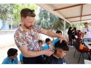 Gönüllü kuaförlerden okul bahçesinde ücretsiz tıraş