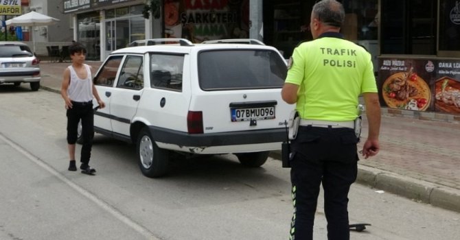 Kamyonetten düşen çocuk minibüsün altında kalmaktan son anda kurtuldu