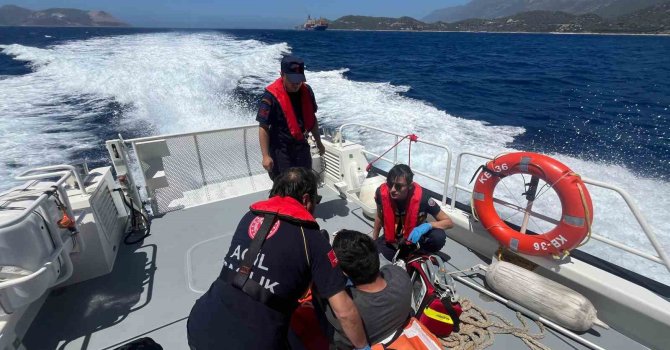 Gemide rahatsızlanan aşçı için Sahil Güvenlik ekibi alarma geçti