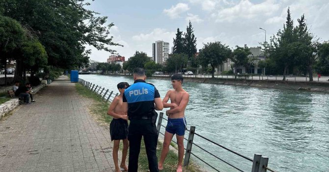 Adana’da polis sulama kanalına giren gençleri uyardı