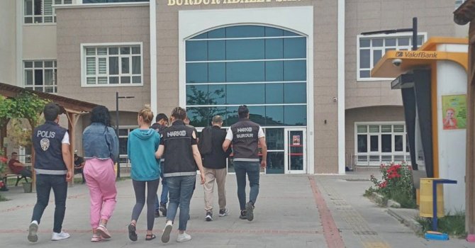 Burdur’da durdurulan araçta uyuşturucu çıktı, 4 şüpheli tutuklandı