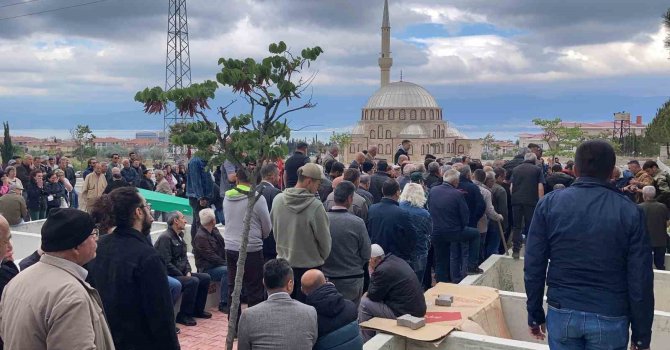 5 ay arayla trafik kazasında hayatını kaybeden anne-oğul yan yana