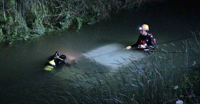 Antalya’da otomobil köprüden dereye uçtu: 1’i çocuk 2 kişi kayıp