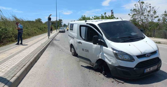 Lastiği patlayan araç park halindeki otomobile çarparak durabildi