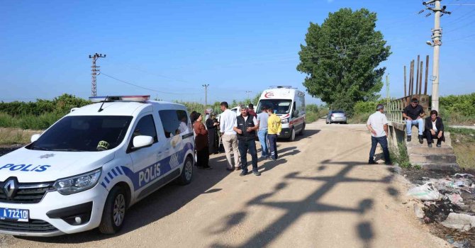 Acılı anne boğularak ölen oğlunun başını son kez okşadı