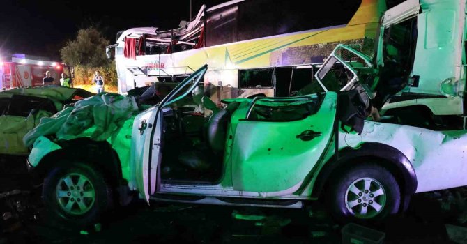 Bakan Yerlikaya: "Mersin’deki kazada 10 vatandaşımız hayatını kaybetti, 39 vatandaşımız ise yaralandı"