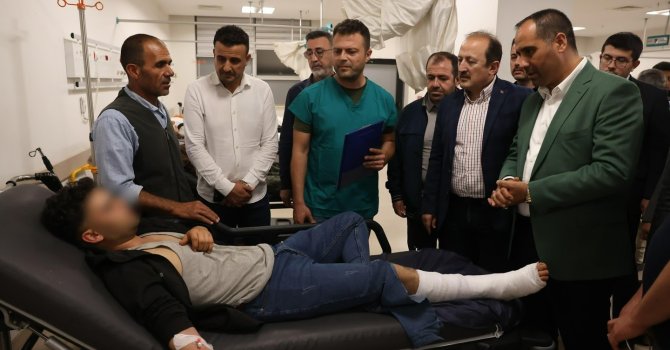 Vali Pehlivan, Mersin’deki kazada yaralananları hastanede ziyaret etti