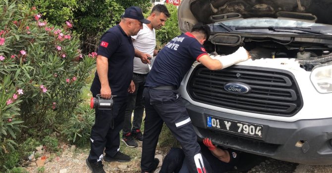 Kozan’da aracın motoruna giren kediyi CANKUR ekipleri kurtardı