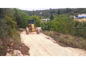 Tarsus’ta afet sonrası hasar oluşan köy yolları onarıldı