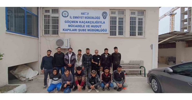 Hafif ticari araca 14 göçmen sığdırdılar