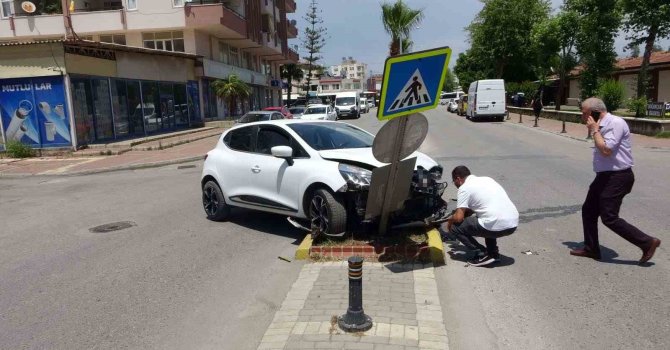 Kaza yapan otomobil, trafik levhasına çarparak durabildi