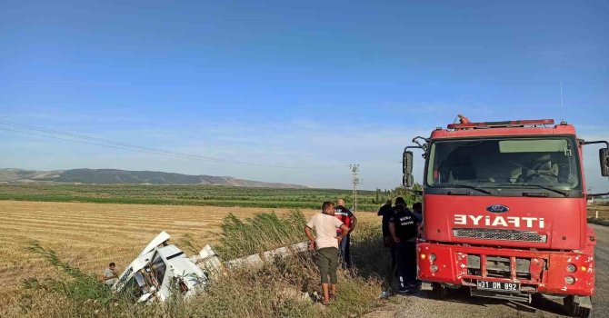 Hatay’da tarlaya uçan tırın şoförü yaralandı