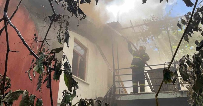 Isparta’da sobadan çıkan yangında ev kullanılamaz hale geldi