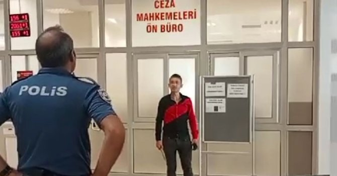 Mehdi olduğunu öne süren şahıs adliyede bıçaklı eylem yaptı