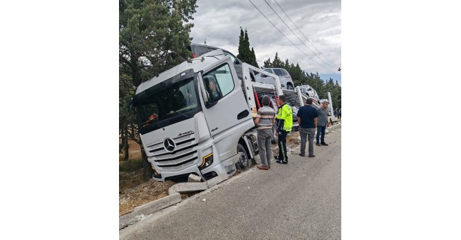 Burdur’da araba yüklü tır şarampole dalarak toprak zemine saplandı