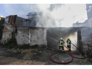 Mersin’de iş yeri yangını itfaiye ekiplerince söndürüldü