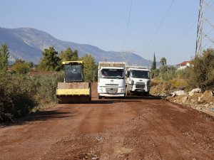 Döşemealtı’nda yol çalışmalarına start verildi