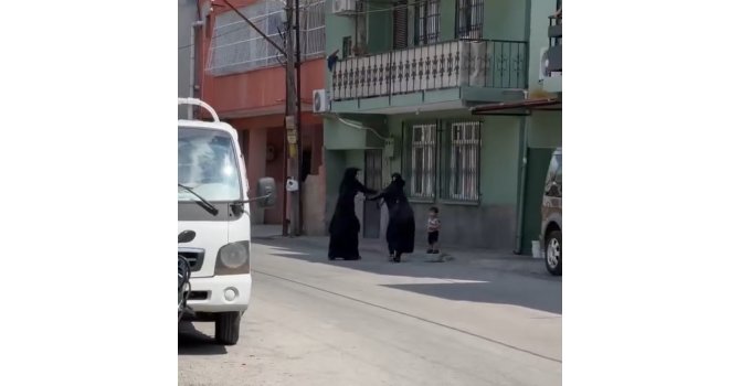 Dilenci kadınların terlikli, çantalı ’yer’ kavgası kamerada