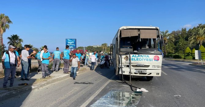 Antalya’da belediye ve otel personelini taşıyan araçlar çarpıştı: 6 yaralı