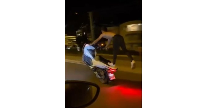 Trafikte motosiklet üzerinde akrobatik hareketler cezasız kalmadı