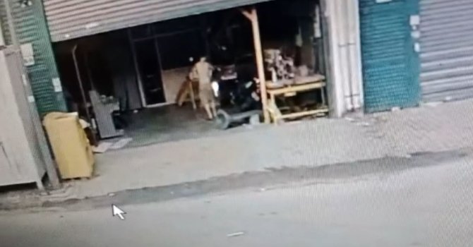 Köpeği kovaladı, güvenlik kamerasına ateş etti, dans ederek iş yerini kundakladı