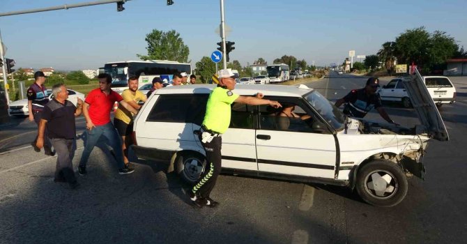 Tofaş’lar kafa kafaya çarpıştı, o anlar güvenlik kamerasına yansıdı