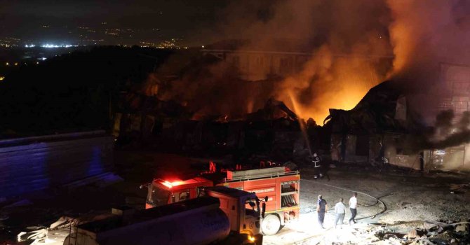 İşçilerin kaldığı 3 katlı prefabrik yatakhane alevlere teslim oldu