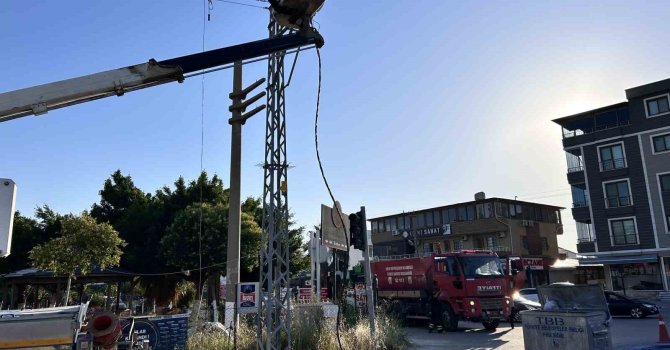 Sıcağın etkisiyle kopan elektrik telinde yaşanan patlama kamerada