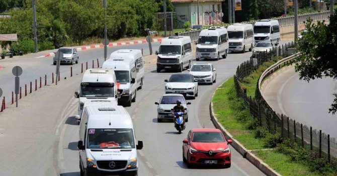 Antalya’da servisçiler korsana isyan etti