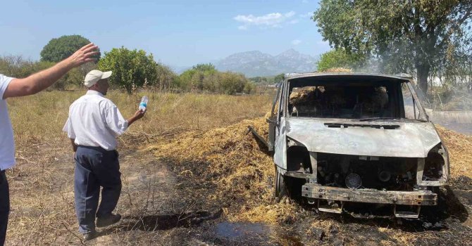 Saman balyaları yüklü kamyonette çıkan yangın, meyve bahçelerine zarar verdi