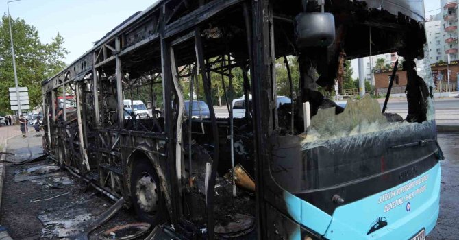 Antalya’da yanan halk otobüsünden geriye hurda yığını kaldı