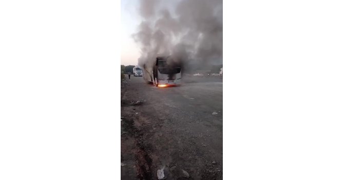 Hatay’da seyir halindeki servis aracı alev aldı