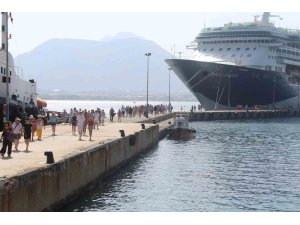 İngiliz turistleri taşıyan yolcu gemisi Alanya’da demirledi