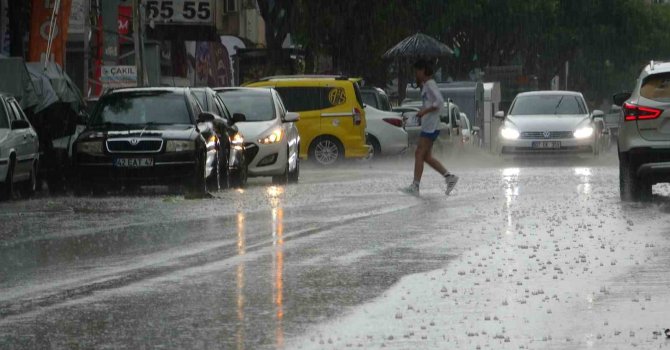 Antalya’da hava sıcaklığı 15 dakikada 16 derece birden düştü, kum fırtınası çıktı, ağaçlar devrildi