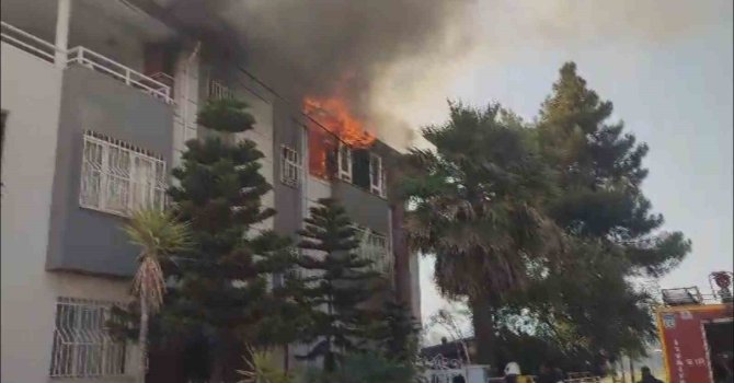 Çatı katı alevlere teslim oldu, vatandaşlar korku dolu anlar yaşadı