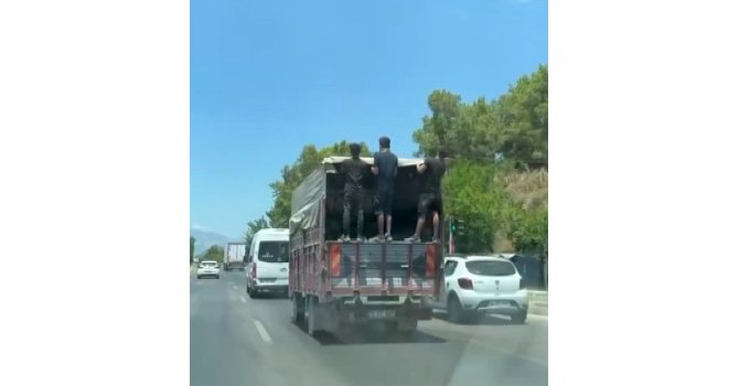 Antalya’da kamyonet kasasında tehlikeli yolculuk kamerada