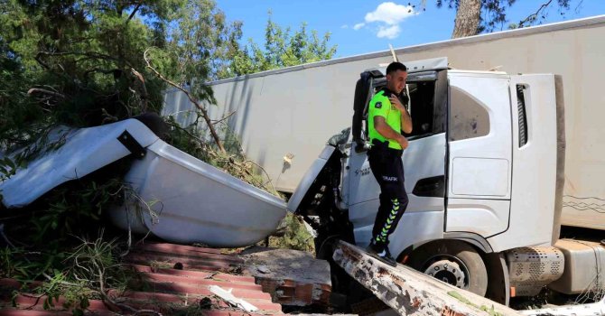 Kontrolden çıkan tır, çam ağacına ve depoya çarparak durabildi: 1 yaralı