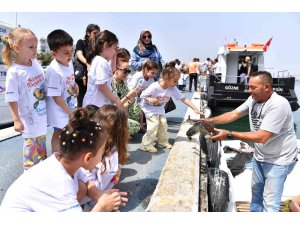 Çocuklara uygulamalı deniz temizliği eğitimi verildi